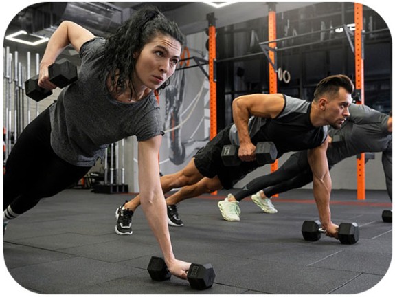 Gente haciendo ejercicio en un gimnasio.