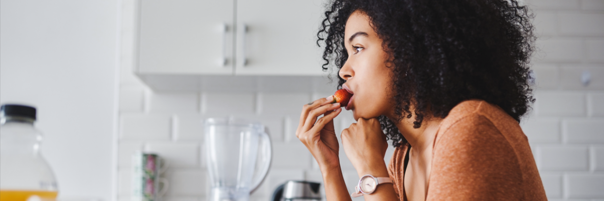 Hernia treatment in Houston and East Texas | St. Luke’s Health A young woman snacks on a plate of assorted fruits to help improve her digestive health.