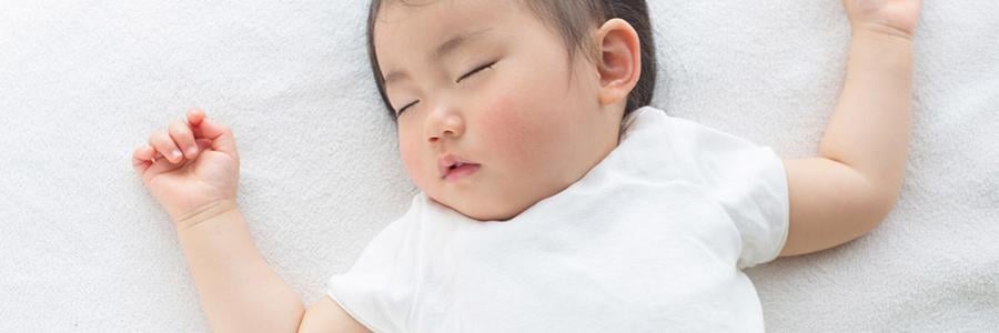 Child sleeping safely in crib