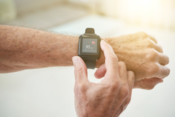 A man looks at his heart rate on a smartwatch 